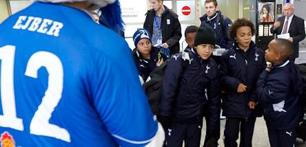 Tottenham przylecia� do Poznania
